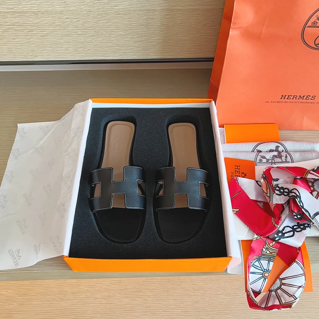 👟👟Ex-factory price 480👟👟Hermès) The packaging has been upgraded, and the layout and workmanship materials have been upgraded. Hermes®🔴Handmade Shoes👟👟 👟👟 Product Hermes Slippers🐎 —————————— The 2023 early spring new model is the same as the original version, purely handmade by masters! ❥High-end customization, exclusive products, industry❥Using: Hermers upper: Italian imported cowhide + original custom-grade Australian sheepskin feet + genuine leather outsole (pursuing walking comfort) 👟👟 ~~〰〰〰〰❥ Packaging: ✔🚦Pay attention to the exclusive packaging 〰Original quality on sale━━━━Hermes━━━━━ size: 35-40 (34.41.42 custom-made, non-refundable)